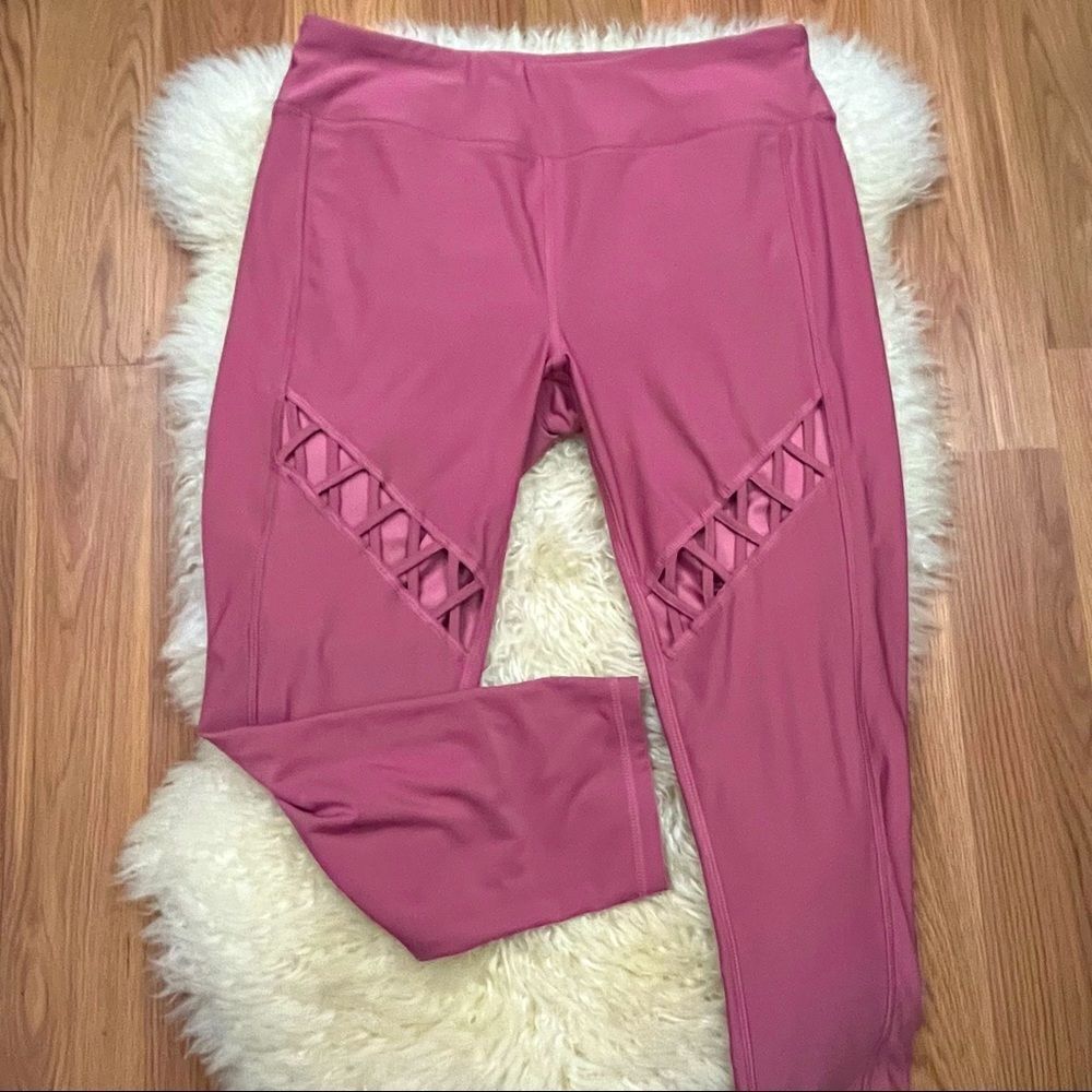 N.Y.L New York Laundry Mauve Cut Out Capri Workouts Leggings L